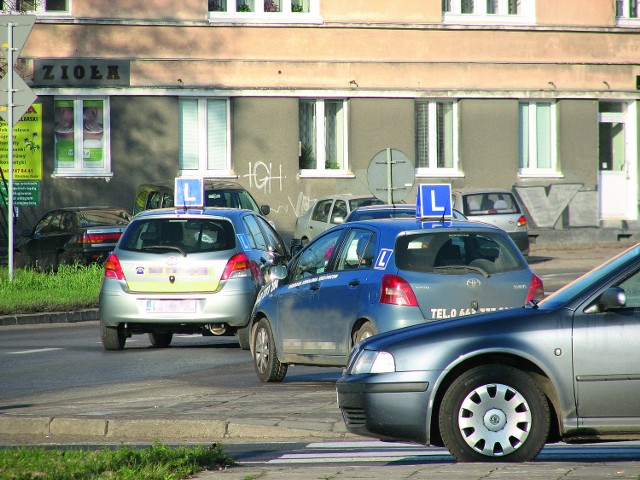 Auta z tablicą L to stały element ulicznego pejzażu.