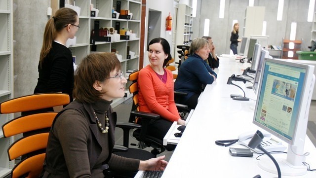 Bibliotekarki służą pomocą, ale czytelnicy świetnie sobie radzą w nowoczesnej bibliotece