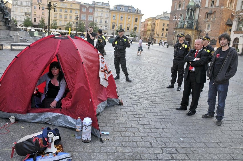 Policja usunęła protestujących z Rynku [ZDJĘCIA]