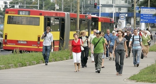 Do środy tłumy pasażerów muszą przesiadać się z tramwajów na zastępcze autobusy