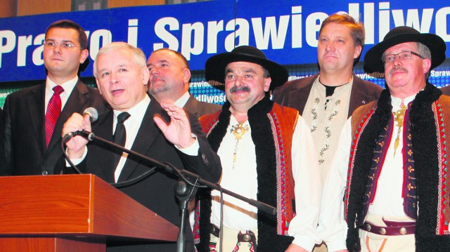 Według Jana Hamerskiego (pierwszy z prawej), który został radnym Sejmiku Województwa Małopolskiego, Jarosław Kaczyński może nawet nie wiedzieć, że  w powiecie nowotarskim  PiS może rządzić z PO