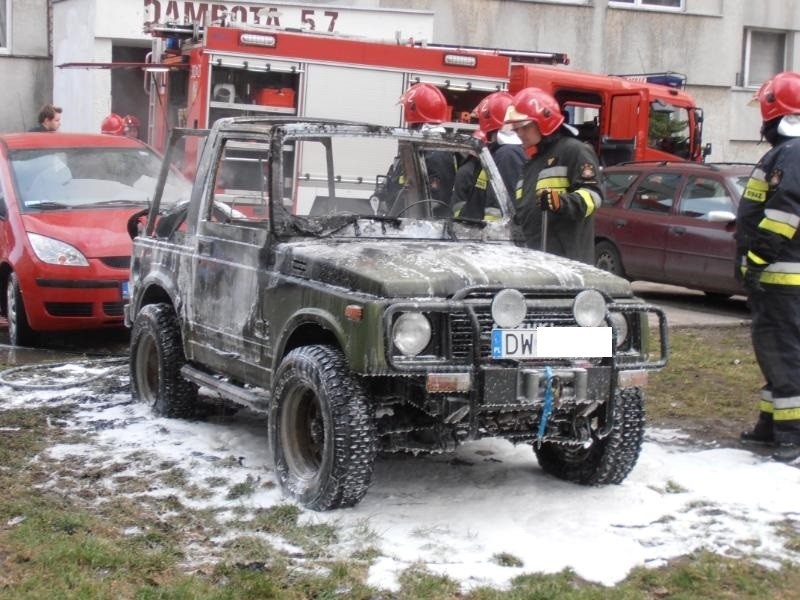 Wrocław: Płonął samochód przy Damrota (ZDJĘCIA)