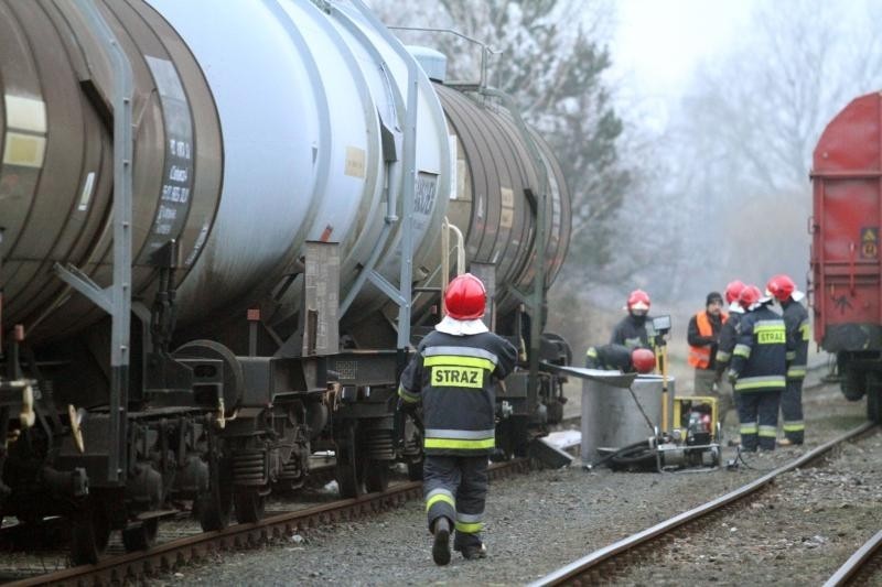 Żrąca substancja wyciekała z cysterny na stacji Wrocław - Gądów (ZDJĘCIA)