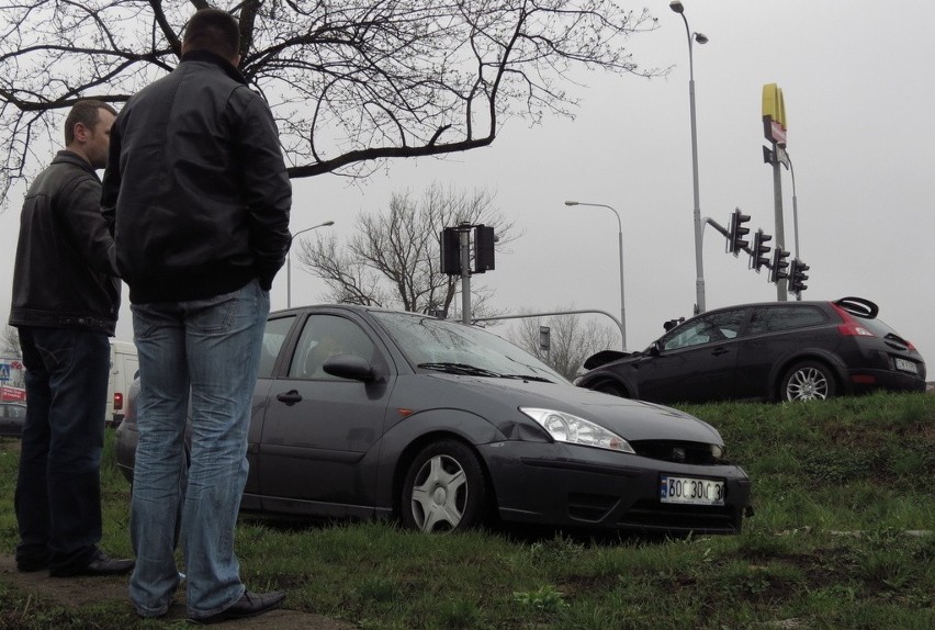 Wrocław: Groźny wypadek na ulicy Żmigrodzkiej (ZDJĘCIA)