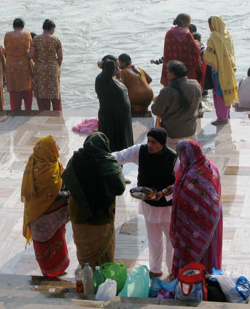  Ładuniuk: Hindusi zaczęli Swieto dzbana. Miliony wędrują nad Ganges [ZDJĘCIA]