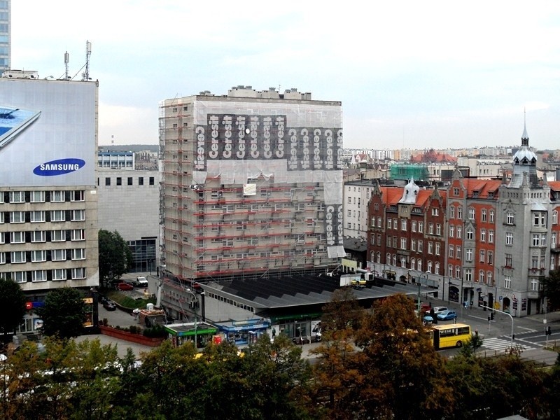 Katowice: Delikatesy z 1962 roku przy Korfantego pokryła sieć rusztowań [ZDJĘCIA]