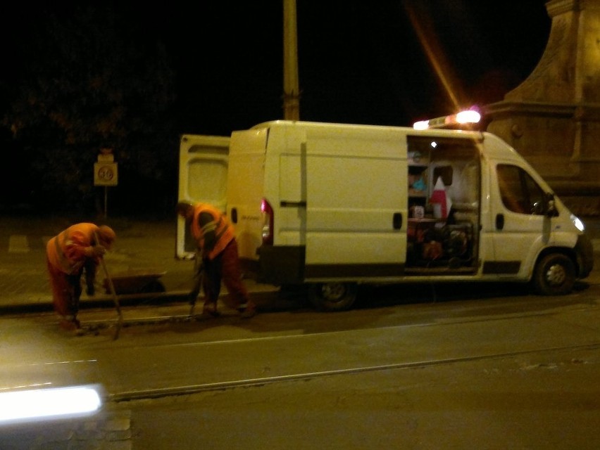 Sypie się torowisko przy moście Zwierzynieckim. W nocy &quot;na szybko&quot; wymieniano tam szyny (ZDJĘCIA)