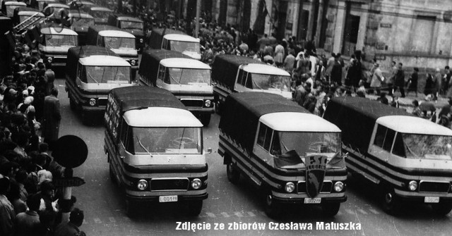 Żuki w pochodzie pierwszomajowym na ulicach Lublina.