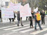 Rodzice uczniów ze szkoły w Świerkach czują się inwigilowani. Po proteście są wzywani na policję