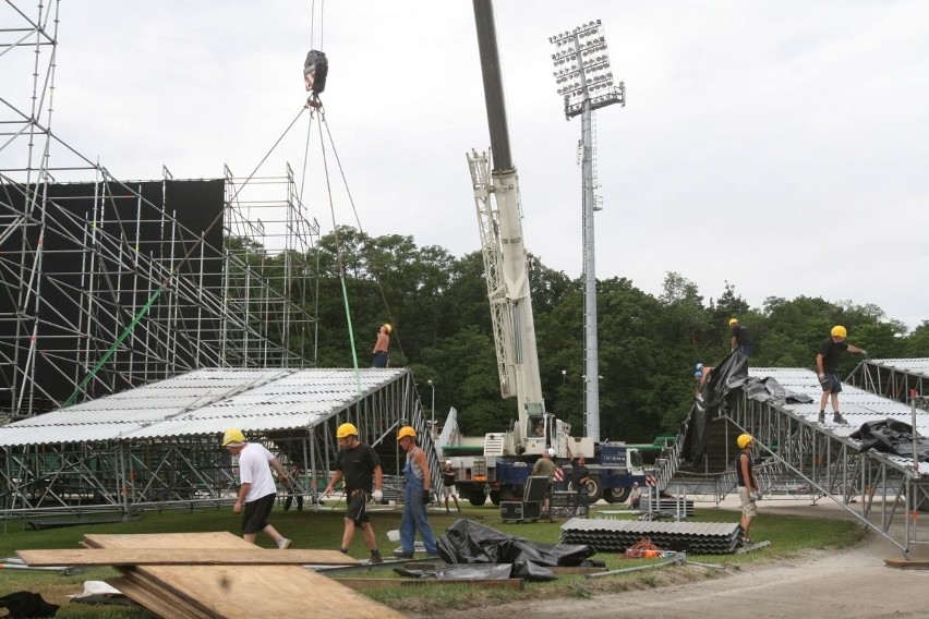 Budowa sceny Guns n'Roses w Rybniku