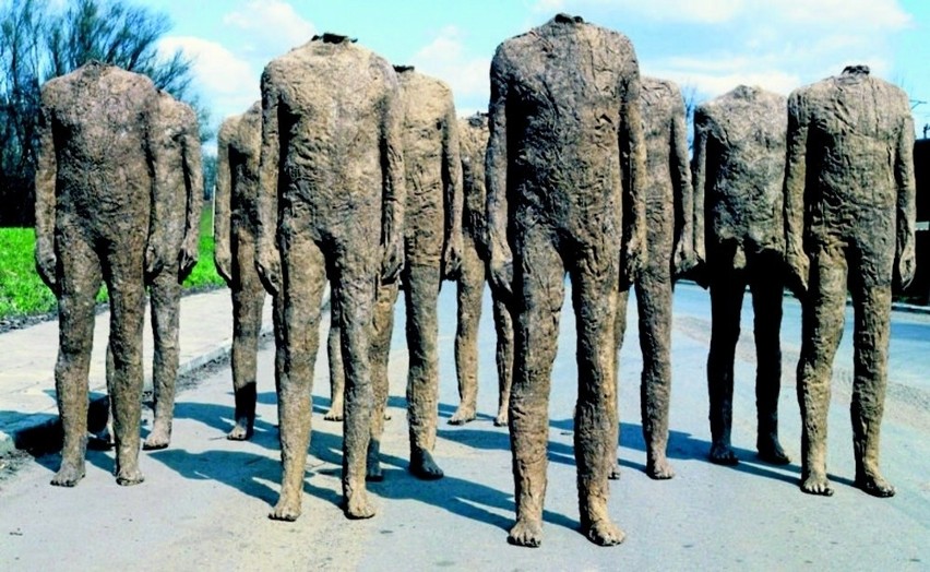 Rzeźba Magdaleny Abakanowicz "Tłum".