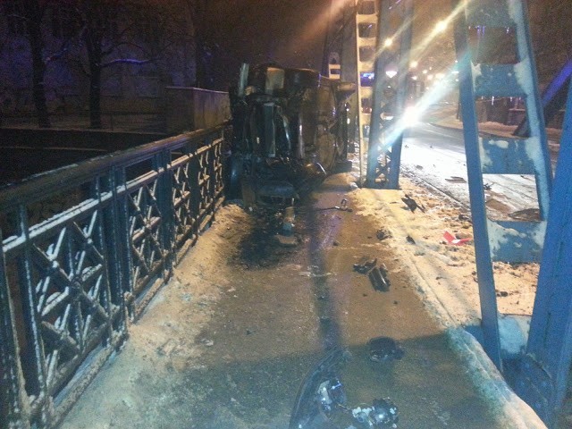Wrocław: Pijany kierowca BMW nie trafił na most Sikorskiego i wpadł do Odry (ZDJĘCIA INTERNAUTY)