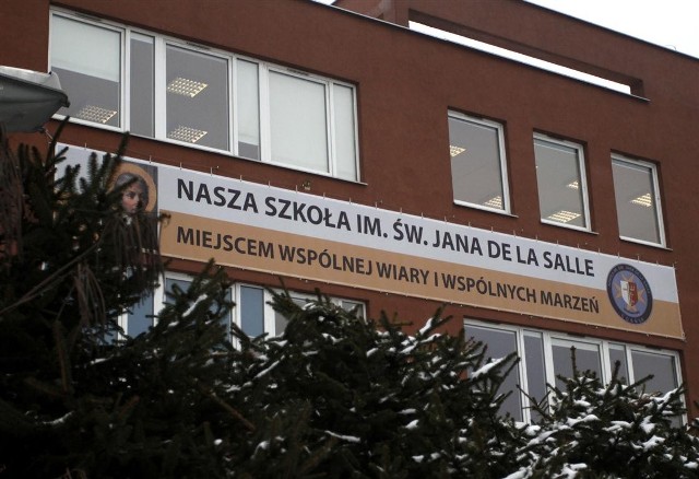 Telewizja  nie przekazała do sądu reportażu o szkole de la Salle,  bo nie został on  jeszcze zmontowany, a jego treść "nie została ustalona"