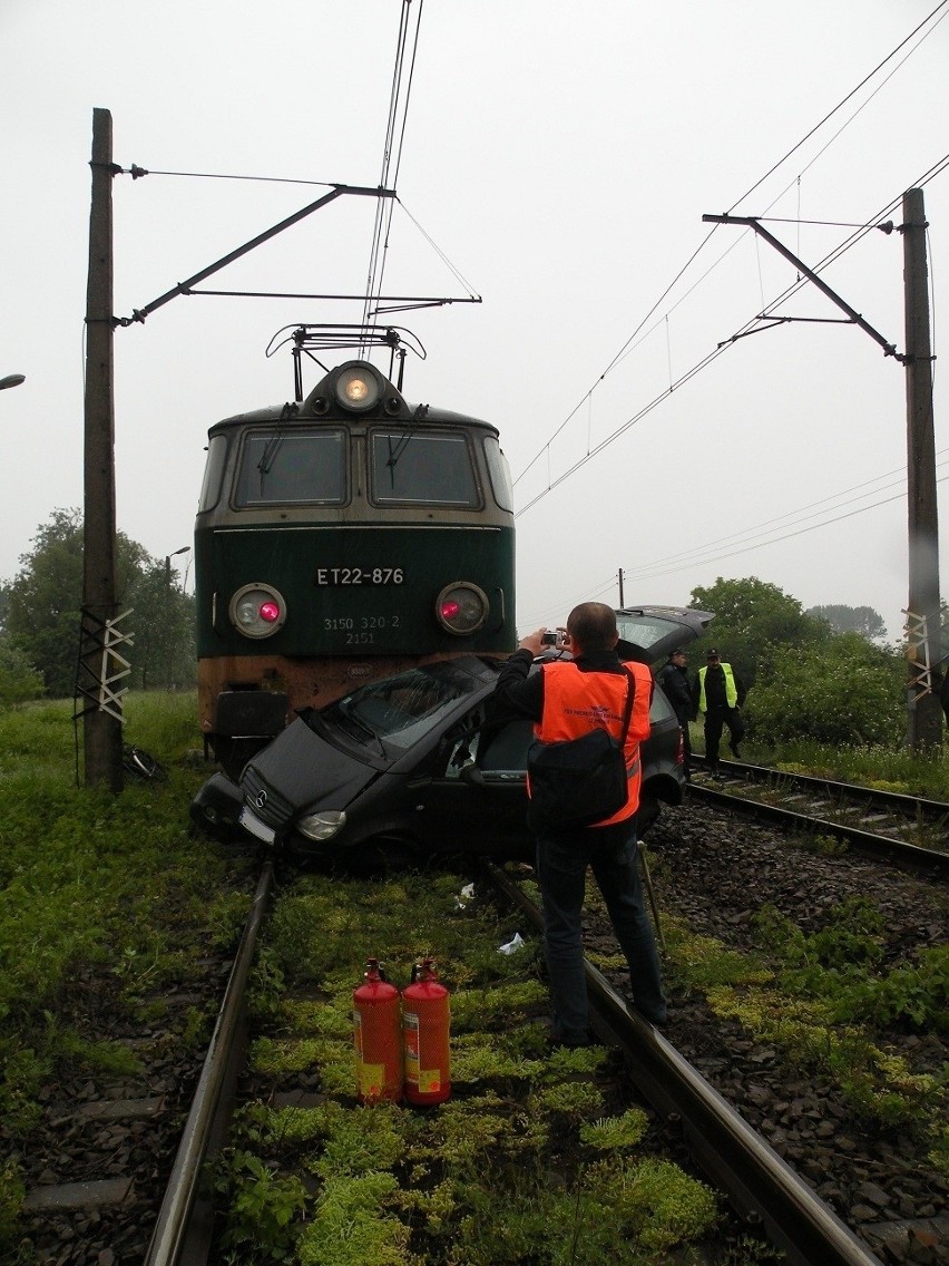 Pociąg zahaczył auto, które wjechało na przejazd i wlókł je...