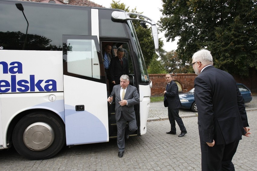 Tuskobus to ściema. Schetyna przyjechał autem