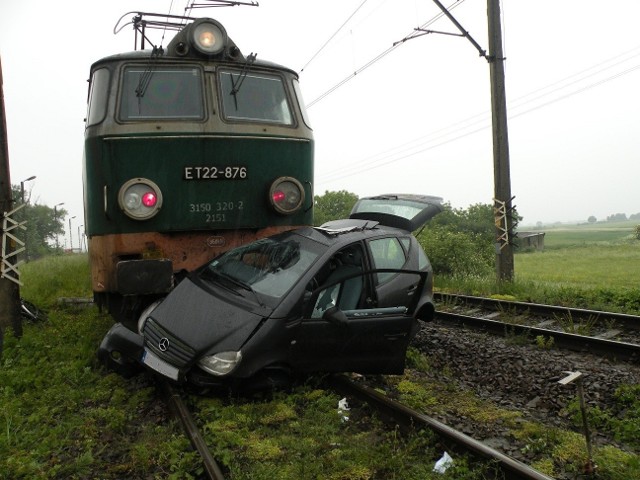 Pociąg zahaczył auto, które wjechało na przejazd i wlókł je przed sobą jeszcze około 300 metrów.