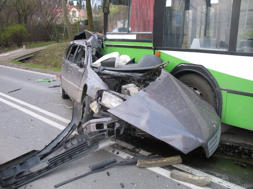 Śmiertelny wypadek w Dąbrowicy: Zderzenie auta z autobusem