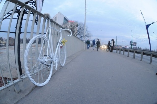 W miejscu wypadku stoi biały rower, który upamiętnia tragedię.