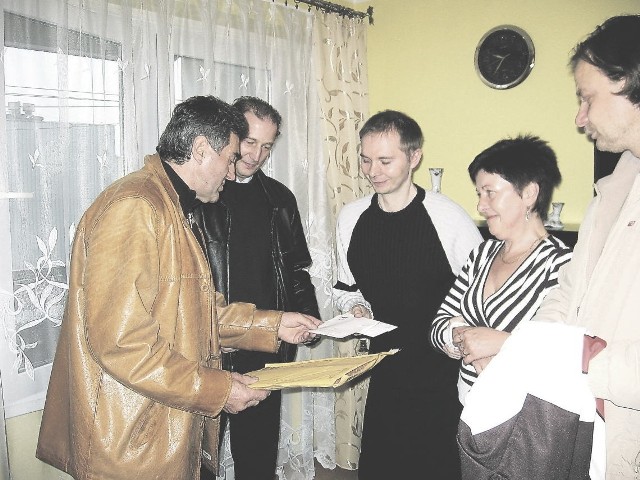 Józef Batkiewicz (od lewej), Marek Batkiewicz, Robert Biela i jego mama