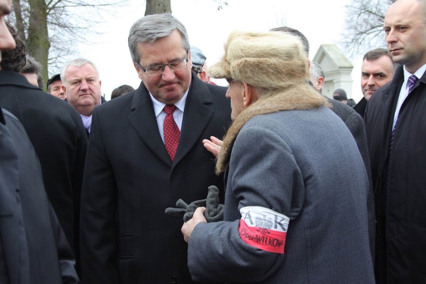 Z prezydentem rozmawia Zygmunt Kultys, który służył w...