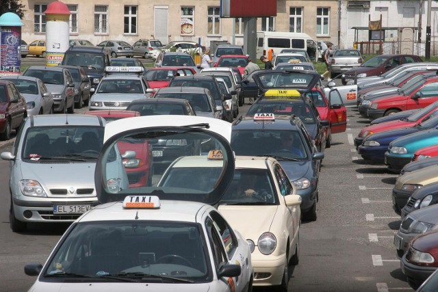 Na 72 skontrolowane auta, aż 8 kierowców nie miało licencji taksówkarskiej, czyli jeździło nielegalnie.