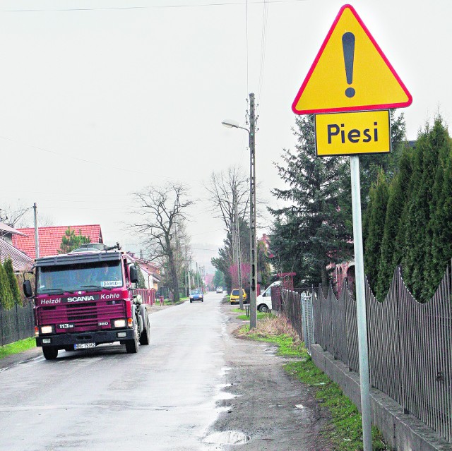 Niebezpieczna dla kierowców i pieszych wąska, ciemna i ruchliwa uliczka zmieni się