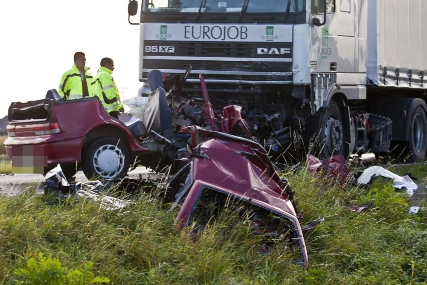 Wypadek na drodze Wrocław - Oława. Jedna osoba nie żyje, trasa była zablokowana (ZDJĘCIA)