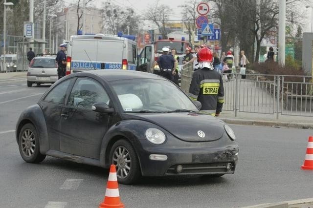Wrocław: Volkswagen dachował na Traugutta (ZDJĘCIA)