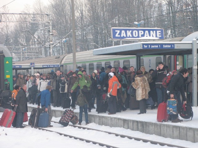 Tłumy na zakopiańskim dworcu w szczycie sezonu nie są niczym szczególnym