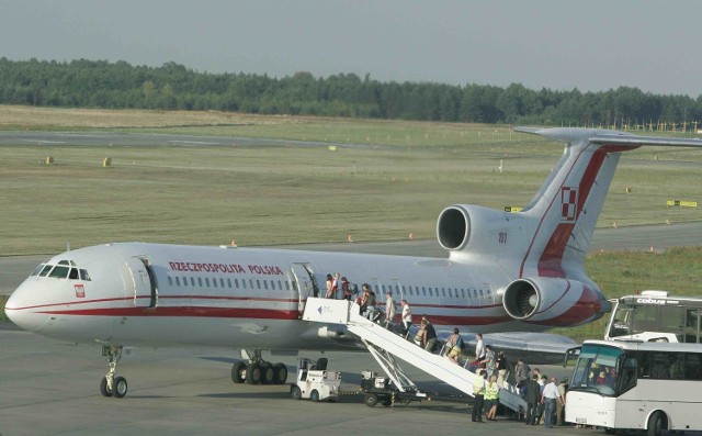 Pasażerowie wsiadają na pokład rządowego Tupolewa