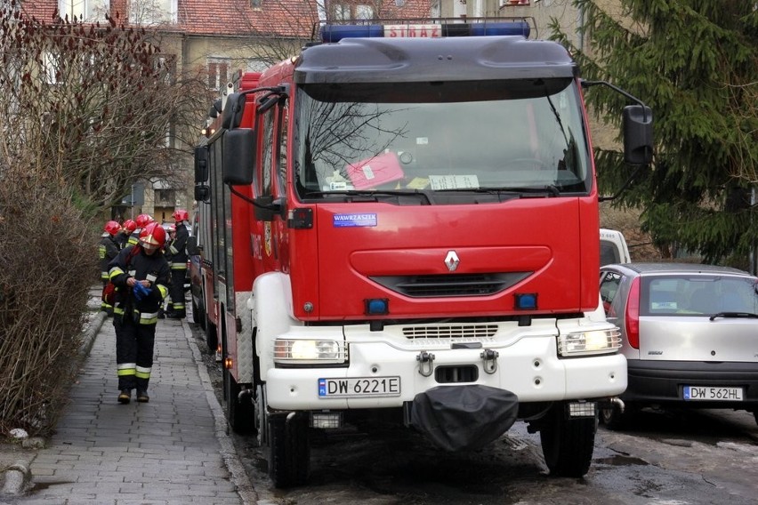 Golf dachował na ulicy Tarnobrzeskiej. Prowadzącą auto kobietę musieli uwolnić strażacy (ZDJĘCIA)