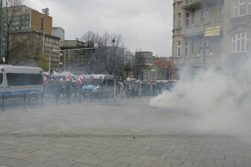 Zadyma w Katowicach: Antyfaszyści starli się z policją na marszu narodowców