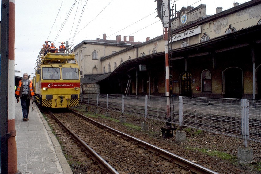 Czechowice-Dziedzice: Pociąg się wykoleił i zniszczył stację [ZDJĘCIA]