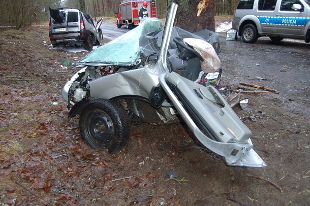 Złotów: Samochód rozbił się na drzewie. Kierowca nie żyje