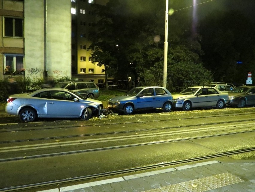 Wrocław: Duża prędkość, śliska ulica, antyzatoka i... sześć rozbitych aut (ZDJĘCIA)