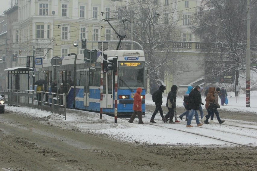 Zima sparaliżowała Wrocław. Pługi usuwały błoto pośniegowe, były kolizje