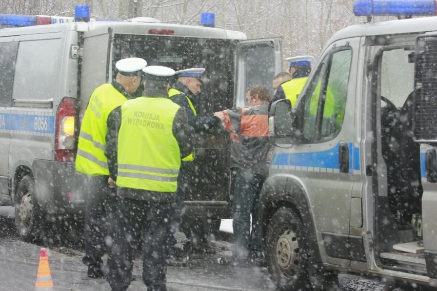 Wrocław: Busem potrącili pieszego na ul. Rędzińskiej i uciekli. Poszkodowany zmarł (ZDJĘCIA)