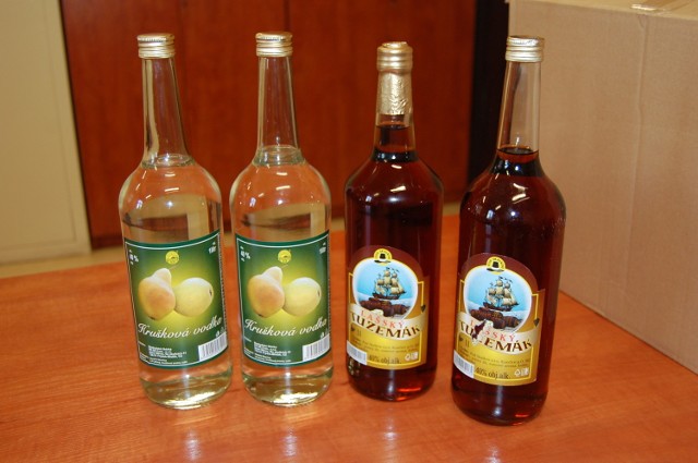 Alkohol z etykietami, które zostały zakazane w Czechach, znaleziono na targu w Tarnowskich Górach
