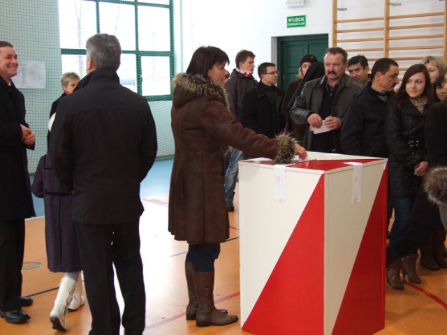 Tłum głosujących przyszedł po porannej mszy do jedynego lokalu wyborczego w Gołkowicach