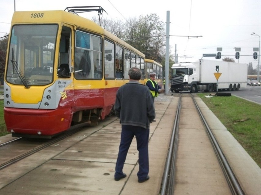 TIR wjechał w tramwaj na Limanowskiego przy Włókniarzy