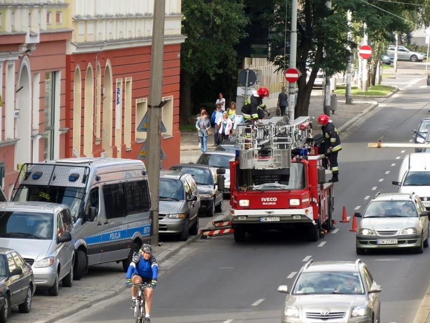Wrocław: Mężczyzna umarł w swoim mieszkaniu. Strażacy musieli wejść przez okno
