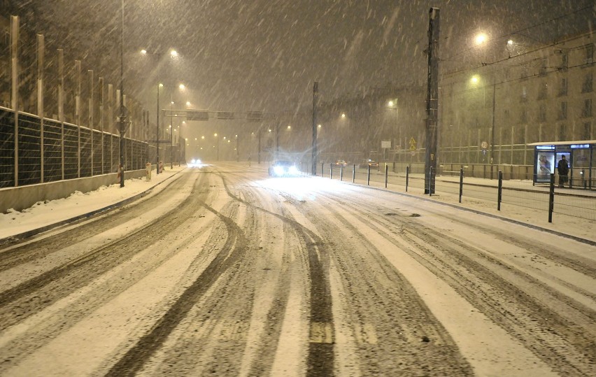 Wieczorny opad śniegu w Krakowie [ZDJĘCIA - są drogowcy!]