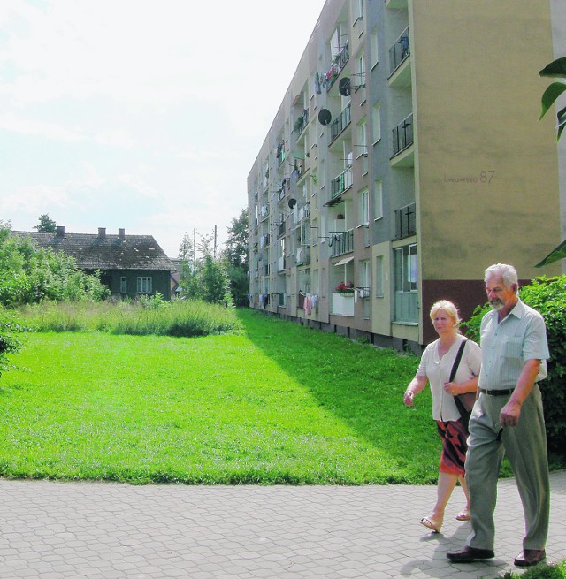 Na działce przed blokiem przy ulicy Lwowskiej 89 stoi dziś opuszczony, niszczejący dom