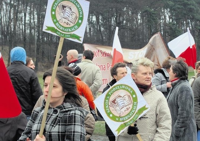 Mieszkańcy gminy Żelazków protestowali przeciwko likwidacji szkół, blokując drogę