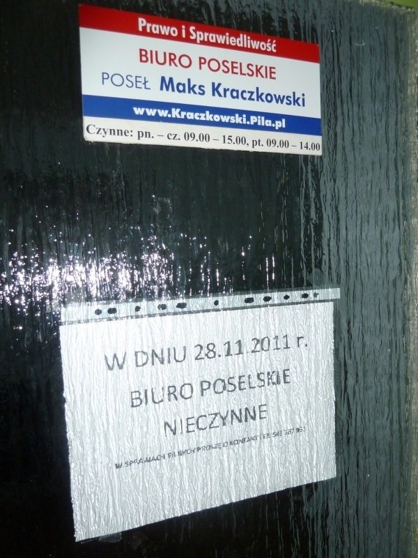 Taka kartka witała wyborców w biurze posła Maksa Kraczkowskiego w Pile.