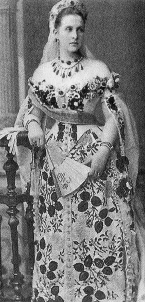 Królowa Grecji Olga w rosyjskiej sukni dworskiejWielka księżna Maria Pawłowna