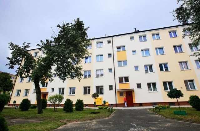 Jedno z mieszkań, które za połowę ceny miało trafić do nowego właściciela mieści się w wojskowych blokach na Głuszynie, jego lokator został eksmitowany, a lokal zaplombowano.