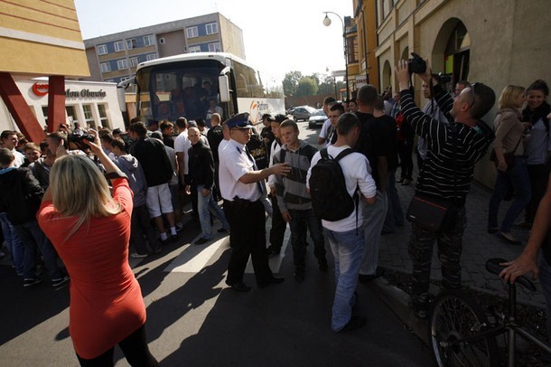 Kibice zablokowali przejazd &quot;Tuskobusu&quot; (ZDJĘCIA)