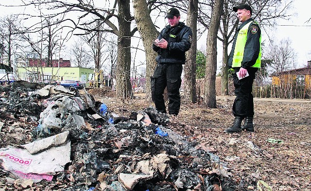 Jeleniogórscy strażnicy Grzegorz Sochacki i Sebastian Chruszczyński na dzikim wysypisku