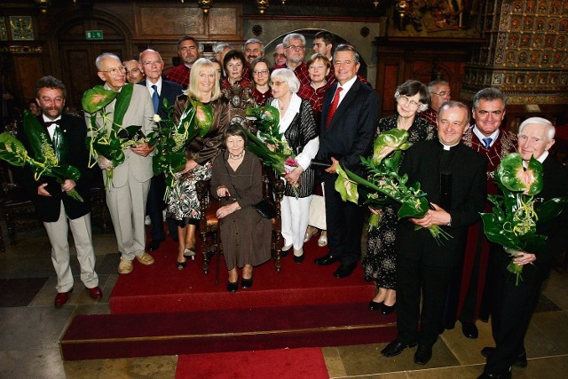 Pamiątkowe zdjęcie laureatów z gdańskimi radnymi